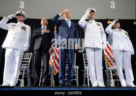 Washington, Stati Uniti. 01st giugno 2022. Il Presidente Joe Biden partecipa a una cerimonia di cambio comando presso la sede della Guardia Costiera degli Stati Uniti a Washington, DC mercoledì 1 giugno 2022. (Da L a R) ADM. Steven Poulin, Vice comandante, Guardia Costiera degli Stati Uniti, Segretario per la sicurezza interna Alejandro Mayorkas, Biden, ADM. Karl L. Schultz, Comandante uscente, Guardia Costiera degli Stati Uniti e Comandante entrante ADM. Linda Fagan. Photo by Bonnie Cash/Pool/Sipa USA Credit: Sipa USA/Alamy Live News Foto Stock