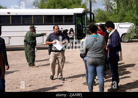 I migranti hanno borsato un autobus della pattuglia di confine statunitense per il centro di detenzione il secondo giorno dell’attuazione della “credibile Fear and Asylum Processing Interim Final Rule”, il 1 giugno 2022 a la Joya, Texas, USA. La regola prevede che i casi che possono beneficiare dell'asilo siano accelerati in mesi anziché in anni, nel tentativo di alleviare il ritardo dei casi in tribunale. Il titolo 42, il mandato dell’era Trump che era stato fissato per impedire ai migranti di entrare negli Stati Uniti, doveva scadere il 23 maggio ma era stato bloccato da una causa intentata da diversi stati che citavano che la mossa di colpire la legge “non era riuscita a soddisfare lo standard Foto Stock