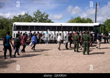 I migranti hanno borsato un autobus della pattuglia di confine statunitense per il centro di detenzione il secondo giorno dell’attuazione della “credibile Fear and Asylum Processing Interim Final Rule”, il 1 giugno 2022 a la Joya, Texas, USA. La regola prevede che i casi che possono beneficiare dell'asilo siano accelerati in mesi anziché in anni, nel tentativo di alleviare il ritardo dei casi in tribunale. Il titolo 42, il mandato dell’era Trump che era stato fissato per impedire ai migranti di entrare negli Stati Uniti, doveva scadere il 23 maggio ma era stato bloccato da una causa intentata da diversi stati che citavano che la mossa di colpire la legge “non era riuscita a soddisfare lo standard Foto Stock