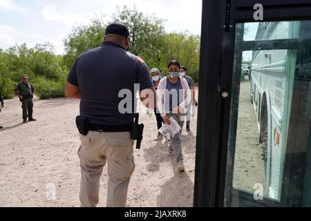 I migranti hanno preso in prestito un centro detentivo per la pattuglia di confine statunitense il secondo giorno dell’attuazione della “credibile Fear and Asylum Processing Interim Final Rule”, il 1 giugno 2022 a la Joya, Texas, USA. La regola prevede che i casi che possono beneficiare dell'asilo siano accelerati in mesi anziché in anni, nel tentativo di alleviare il ritardo dei casi in tribunale. Il titolo 42, il mandato dell’era Trump che era stato fissato per impedire ai migranti di entrare negli Stati Uniti, doveva scadere il 23 maggio ma era stato bloccato da una causa intentata da diversi stati che citavano che la mossa di colpire la legge “non era riuscita a soddisfare gli standard s. Foto Stock