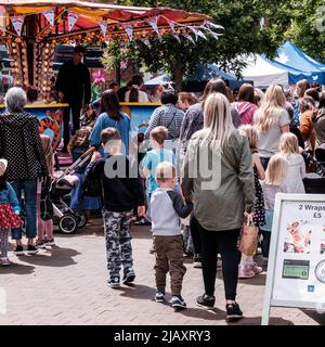 Epsom Surrey, Londra UK, giugno 01 2022, folle di persone felici che celebrano il Britsh Queen Elizabeths Platinum Jubilee Foto Stock