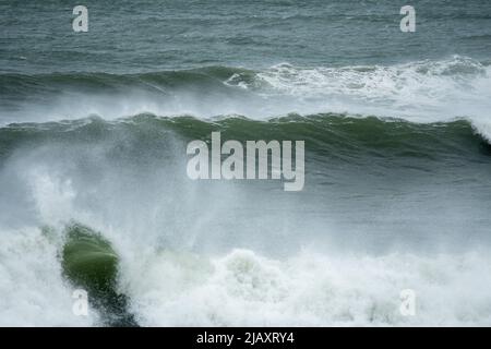Stock foto di tempesta tropicale Henri nel 2021, Newport, RI. Stock foto di uragano. Stock foto di tempo estremo. Infrangere le onde, infrangere le onde. Foto Stock