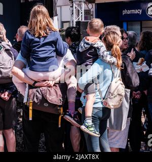 Epsom Surrey, Londra UK, giugno 01 2022, folle di persone felici che celebrano il Britsh Queen Elizabeths Platinum Jubilee Foto Stock