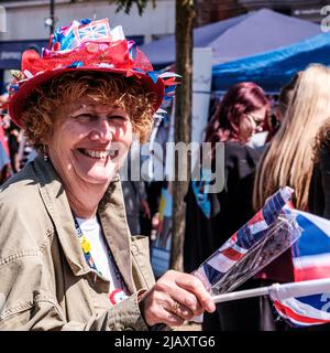 Epsom Surrey, Londra UK, giugno 01 2022, folle di persone felici che celebrano il Britsh Queen Elizabeths Platinum Jubilee Foto Stock