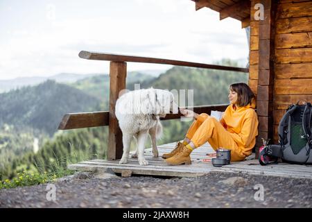 La donna viaggia con il cane in montagna Foto Stock