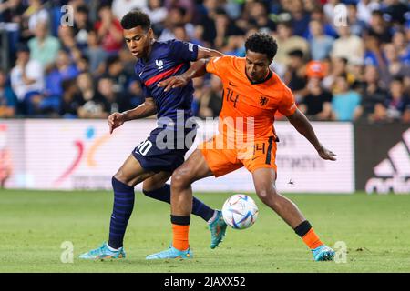 NETANYA, ISRAELE - GIUGNO 1: Desire Doue di Francia U17 battaglie per la palla con Silvano Vos dei Paesi Bassi U17 durante la finale UEFA European Under-17 Championship tra Francia U17 e Paesi Bassi U17 al Netanya Stadium il 1 giugno 2022 a Netanya, Israele (Foto di NIR Keidar/BSR Agency) Foto Stock