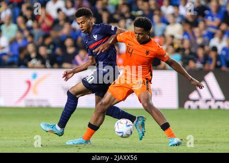 NETANYA, ISRAELE - GIUGNO 1: Desire Doue di Francia U17 battaglie per la palla con Silvano Vos dei Paesi Bassi U17 durante la finale UEFA European Under-17 Championship tra Francia U17 e Paesi Bassi U17 al Netanya Stadium il 1 giugno 2022 a Netanya, Israele (Foto di NIR Keidar/BSR Agency) Foto Stock