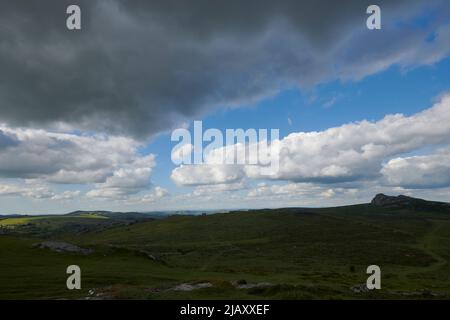 Tempo britannico: Liberare il cielo attraverso il Parco Nazionale di Dartmoor, Devon Foto Stock