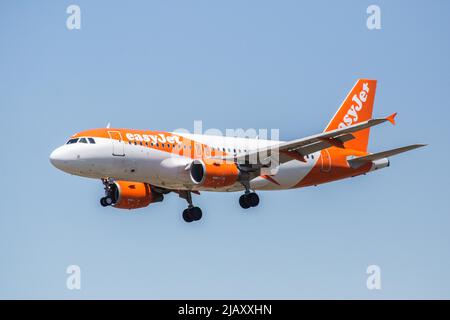 Barcellona, Spagna. 31st maggio 2022. L'aereo easyJet è visto atterrare all'aeroporto di El Prat. Credit: SOPA Images Limited/Alamy Live News Foto Stock