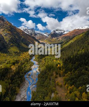 vista su un bel fiume di montagna che scorre con vista sulla montagna Foto Stock