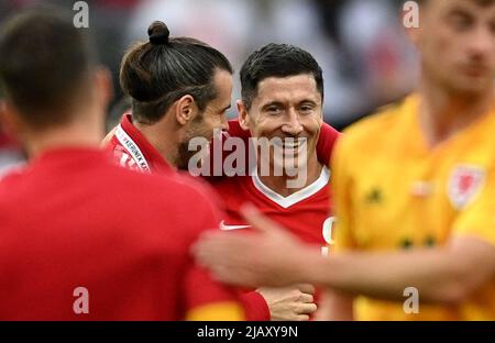 Gareth Bale del Galles e Robert Lewandowski della Polonia dopo la partita della UEFA Nations League allo Stadio Wroclaw di Breslavia. Data foto: Mercoledì 1 giugno 2022. Foto Stock