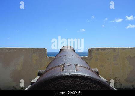 Vista da un cannone, in Algarve, Sagres. Fortaleza Foto Stock