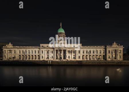 Dublino Custom House di notte di fronte al fiume Liffey. Dublino, Irlanda. Foto Stock