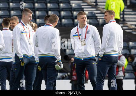 1st giugno 2022; Hampden Park, Glasgow, Scozia: FIFA World Cup 2022 qualificazione calcio, Scozia contro Ucraina: Squadra Ucraina ispezionare il campo prima della partita credito: Action Plus Sports Images/Alamy Live News Foto Stock