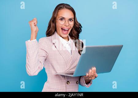 Ritratto di attraente allegro fortunato donna ora esperto utilizzando laptop gioire isolato su sfondo di colore blu brillante Foto Stock