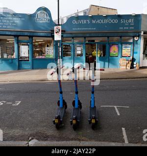 Kew, Greater London, Inghilterra, Maggio 18 2022: Provate gli escuoter gratuiti fuori dal negozio wholefood di Oliver. Foto Stock