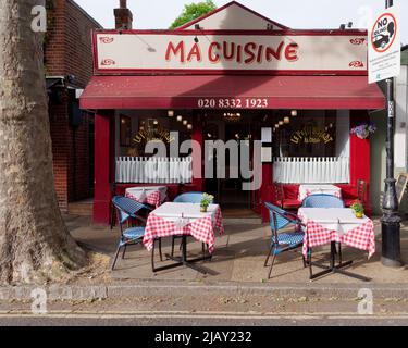 Kew, Greater London, Inghilterra, Maggio 18 2022: Ma Cuisine la Petit Bistro nel villaggio di Kew Foto Stock