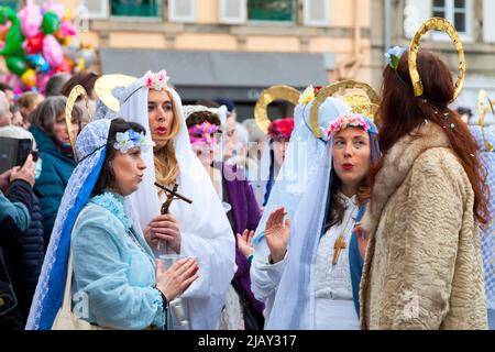 Douarnenez, Francia - Febbraio 27 2022: Les Gras de Douarnenez è un carnevale particolarmente famoso in tutta la Bretagna che si è svolto ogni anno da allora Foto Stock