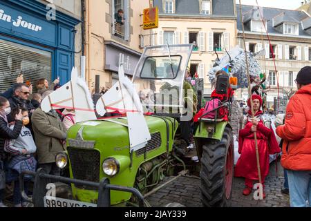 Douarnenez, Francia - Febbraio 27 2022: Les Gras de Douarnenez è un carnevale particolarmente famoso in tutta la Bretagna che si è svolto ogni anno da allora Foto Stock