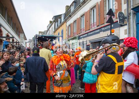 Douarnenez, Francia - Febbraio 27 2022: Les Gras de Douarnenez è un carnevale particolarmente famoso in tutta la Bretagna che si è svolto ogni anno da allora Foto Stock