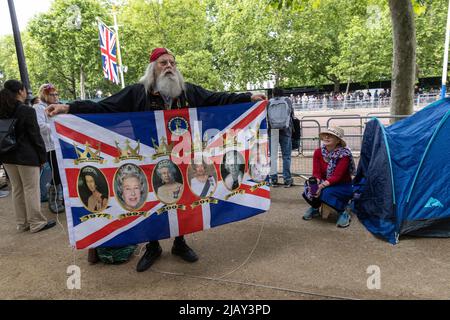 I tifosi reali attendono lungo il Mall per l'inizio delle celebrazioni del Platinum Jubilee, Londra, Inghilterra, Regno Unito Foto Stock