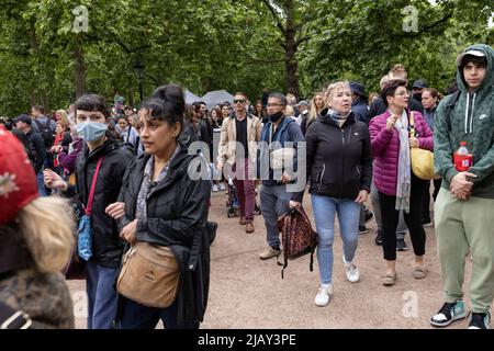 I tifosi reali attendono lungo il Mall per l'inizio delle celebrazioni del Platinum Jubilee, Londra, Inghilterra, Regno Unito Foto Stock