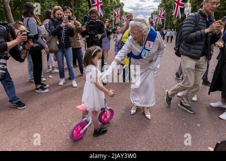 I tifosi reali attendono lungo il Mall per l'inizio delle celebrazioni del Platinum Jubilee, Londra, Inghilterra, Regno Unito Foto Stock