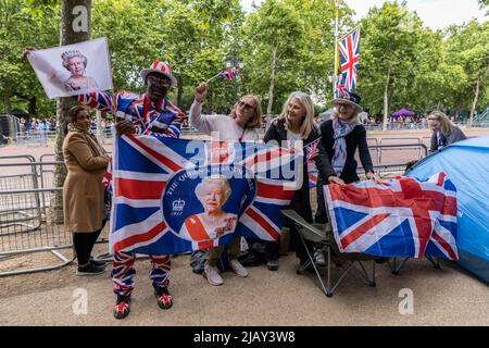 I tifosi reali attendono lungo il Mall per l'inizio delle celebrazioni del Platinum Jubilee, Londra, Inghilterra, Regno Unito Foto Stock