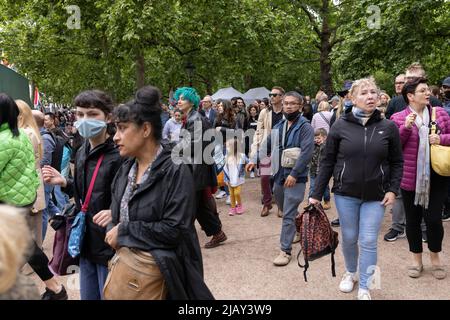 I tifosi reali attendono lungo il Mall per l'inizio delle celebrazioni del Platinum Jubilee, Londra, Inghilterra, Regno Unito Foto Stock