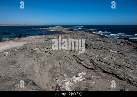 Rocce costiere sulla penisola di Luderitz in Namibia Foto Stock