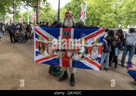 I tifosi reali attendono lungo il Mall per l'inizio delle celebrazioni del Platinum Jubilee, Londra, Inghilterra, Regno Unito Foto Stock