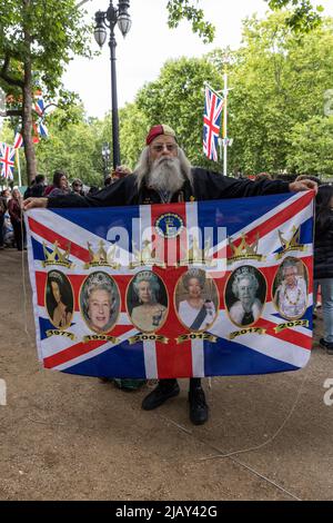 I tifosi reali attendono lungo il Mall per l'inizio delle celebrazioni del Platinum Jubilee, Londra, Inghilterra, Regno Unito Foto Stock