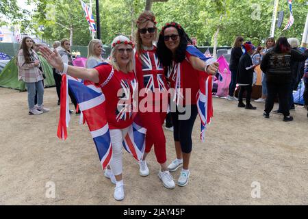 I tifosi reali attendono lungo il Mall per l'inizio delle celebrazioni del Platinum Jubilee, Londra, Inghilterra, Regno Unito Foto Stock