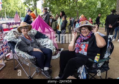 I tifosi reali attendono lungo il Mall per l'inizio delle celebrazioni del Platinum Jubilee, Londra, Inghilterra, Regno Unito Foto Stock