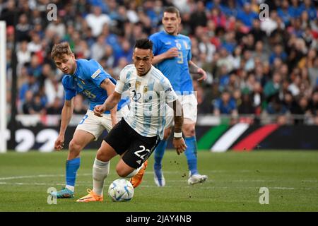 Londra, Francia. 01st giugno 2022. Lautaro Martinez di Argentina e Nicolo Barella d'Italia durante la partita di calcio del Trofeo Finalissima 2022 tra Italia e Argentina allo stadio Wembley di Londra, Inghilterra, 1st giugno 2022. Foto Andrea Staccioli/Insidefoto Credit: Ininsidefoto srl/Alamy Live News Foto Stock