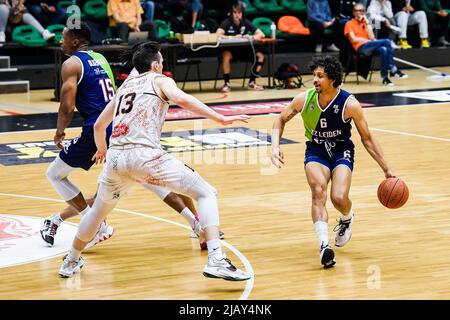 Nicholas Nick McGlynn di Leuven e Worthy de Jong di Leiden sono raffigurati in azione durante una partita di basket tra Leuven Bears (Belgio) e Zorg en Zekerheid Leiden (Paesi Bassi), mercoledì 01 giugno 2022 a Leuven, la prima tappa delle quarti di finale del campionato di basket di prima divisione della 'BNXT League'. BELGA FOTO TOM GOYVAERTS Foto Stock