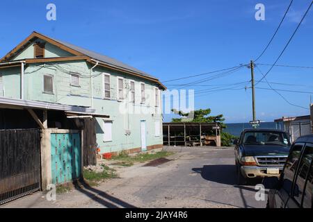 PUNTA GORDA, BELIZE - 10 SETTEMBRE 2016 il vecchio negozio di ferramenta sulla strada principale con il mare sullo sfondo Foto Stock