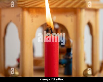 Candele che bruciano alla piramide di Natale. Foto di alta qualità Foto Stock