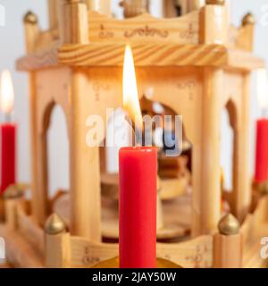 Candele che bruciano alla piramide di Natale. Foto di alta qualità Foto Stock