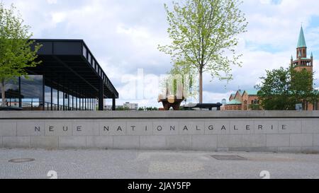 Berlino, Germania, 30 maggio 2022, Nuova galleria nazionale con corrispondente iscrizione sul muro che racchiude Berlino, Germania, 30 maggio 2022, Neue Nationalgaler Foto Stock