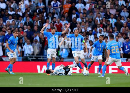 Londra, Regno Unito. 1st Giugno 2022; Wembley Stadium, Londra, Inghilterra : CONBEMOL-UEFA CHAMPIONS CUP - FINALISSIMA, Italia contro Argentina: Lionel messi di Argentina è messo giù da Jorginho di Italia credito: Action Plus Sports Images/Alamy Live News Foto Stock