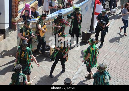 SIDMOUTH, DEVON, Regno Unito - 23 APRILE 2017 i ballerini Morris celebrano la St George's Day sulla Promanade - ballerini e musicisti Foto Stock