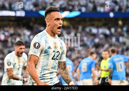 Londra, Regno Unito. 01st giugno 2022. Lautaro Martínez (22 Argentina) festeggia il suo gol durante la partita di calcio UEFA CONMEBOL Finalissima 2022 tra Italia e Argentina al Wembley Stadium di Londra, Inghilterra. Cristiano Mazzi/SPP Credit: SPP Sport Press Photo. /Alamy Live News Foto Stock