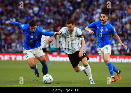 Londra, Regno Unito. 01st giugno 2022. Lionel messi d'Argentina (c) detiene Giovanni di Lorenzo d'Italia (L) e Jorginho d'Italia (R). Finalissima 2022 Match, Italia contro Argentina al Wembley Stadium di Londra mercoledì 1st giugno 2022. Solo per uso editoriale. pic by Steffan Bowen/Andrew Orchard SPORTS photography/Alamy Live News Credit: Andrew Orchard SPORTS photography/Alamy Live News Foto Stock