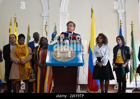 Il candidato presidenziale Gustavo Petro parla come giornalista ed ex candidato al senato Mabel Lara annuncia la sua adesione al candidato presidenziale Gustavo Petro per l'alleanza politica 'Patto Historico' per i runoff, la Colombia avrà il secondo turno delle elezioni presidenziali il 19 giugno, a Bogotà, Colombia, 1 giugno 2022. Foto di: Cristian Bayona/Long Visual pressin Bogota, Colombia 1 giugno 2022. Foto di: Cristian Bayona/Long Visual Press Foto Stock