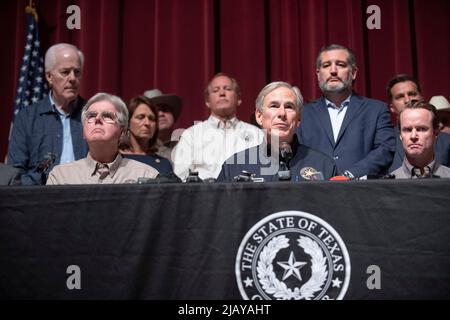 Uvalde Texas USA, maggio 25 2022: Funzionari statali del Texas, tra cui, da sinistra a destra, il Sen. USA JOHN CORNYN, Lt. Gov. DAN PATRICK, Sen. ANGELA PAXTON, procuratore generale del Texas KEN PAXTON, governatore GREG ABBOTT, U.S. Sen TED CRUZ, e lo speaker della Texas House DADE PHELAN, tengono un briefing stampa alla Uvalde High School un giorno dopo che un pistolero di 18 anni entrò nella Robb Elementary School e uccise 19 studenti e due insegnanti. ©Bob Daemmrich Foto Stock