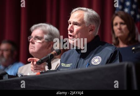 Uvalde Texas USA, 25 2022 maggio: Funzionari statali del Texas, tra cui il Governatore GREG ABBOTT (in maglietta blu) tengono un briefing stampa alla Uvalde High School un giorno dopo che un uomo di 18 anni entrò nella Robb Elementary School e uccise 19 studenti e due insegnanti. Texas Lt. Gov. DAN PATRICK si trova sulla sinistra e il Sen. ANGELA PAXTON si trova sulla destra. ©Bob Daemmrich Foto Stock