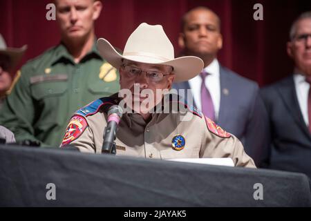 Uvalde Texas USA, 25 2022 maggio: I funzionari statali del Texas, tra cui IL direttore del Dipartimento della pubblica sicurezza del Texas STEVE MCCRAW, tengono un briefing stampa alla Uvalde High School un giorno dopo che un pistolero di 18 anni entrò nella Robb Elementary School e uccise 19 studenti e due insegnanti. ©Bob Daemmrich Foto Stock