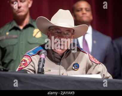 Uvalde Texas USA, 25 2022 maggio: I funzionari statali del Texas, tra cui IL direttore del Dipartimento della pubblica sicurezza del Texas STEVE MCCRAW, tengono un briefing stampa alla Uvalde High School un giorno dopo che un pistolero di 18 anni entrò nella Robb Elementary School e uccise 19 studenti e due insegnanti. ©Bob Daemmrich Foto Stock