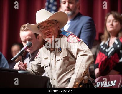 Uvalde Texas USA, 25 2022 maggio: I funzionari statali del Texas, tra cui IL direttore del Dipartimento della pubblica sicurezza del Texas STEVE MCCRAW, tengono un briefing stampa alla Uvalde High School un giorno dopo che un pistolero di 18 anni entrò nella Robb Elementary School e uccise 19 studenti e due insegnanti. ©Bob Daemmrich Foto Stock